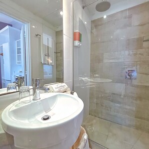 Shower, free toiletries, hair dryer, towels - Hotel Milano (Punta del Este)