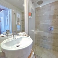 Ducha, artículos de tocador gratuitos, secador de pelo, toallas
