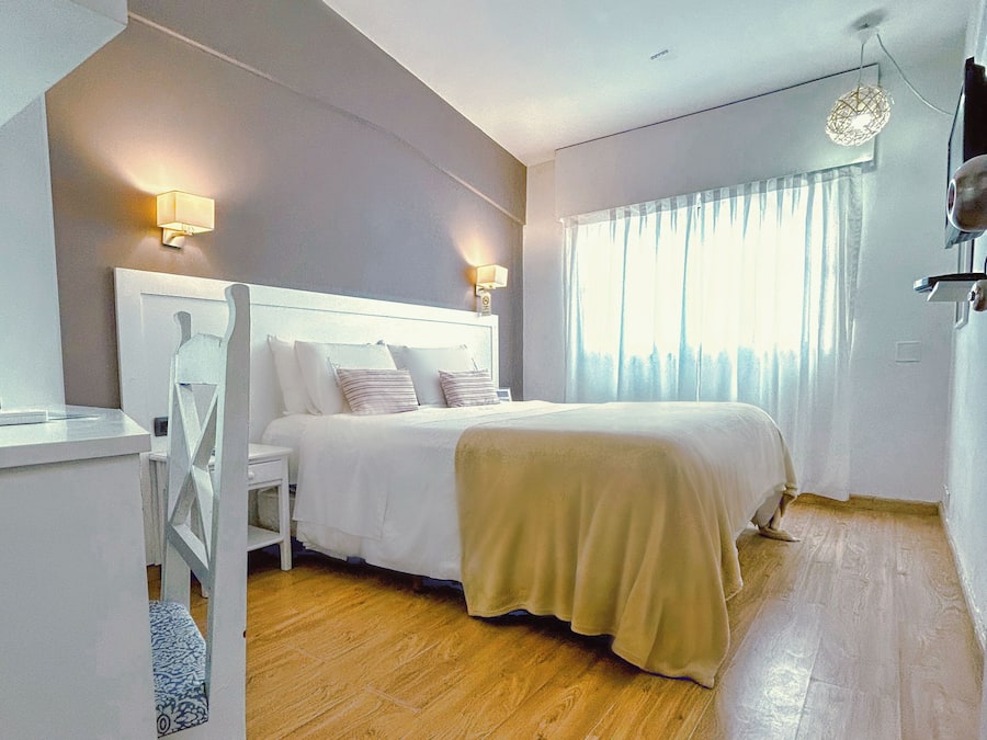 Minibar, caja de seguridad en la habitación y escritorio