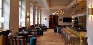 Bar-salon dans le hall