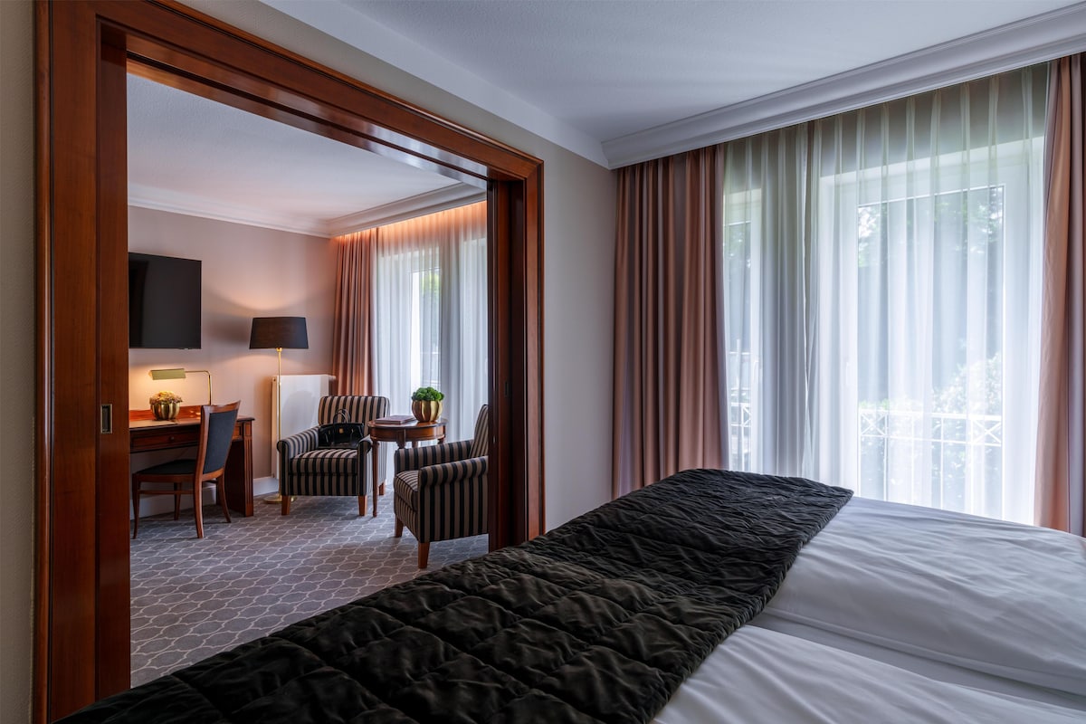 ห้องซูพีเรีย, เตียงใหญ่ 1 เตียง (Converts to 2 Twin Beds;Shower Only) | เครื่องนอนป้องกันสารก่อภูมิแพ้, มินิบาร์, ตู้นิรภัยในห้องพัก, โต๊ะทำงาน