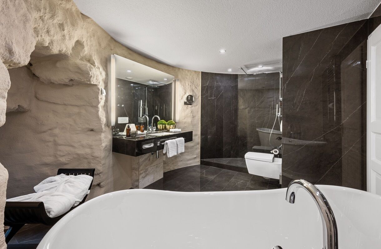 Suite, 1 Queen Bed, City View | Bathroom