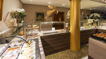 Colazione a buffet, servita tutte le mattine (21 EUR a persona)