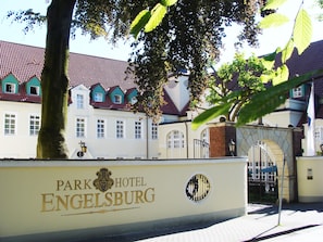 A hotel entrance with a sign reading "Park Hotel Engelsburg." - Parkhotel Engelsburg (Recklinghausen)