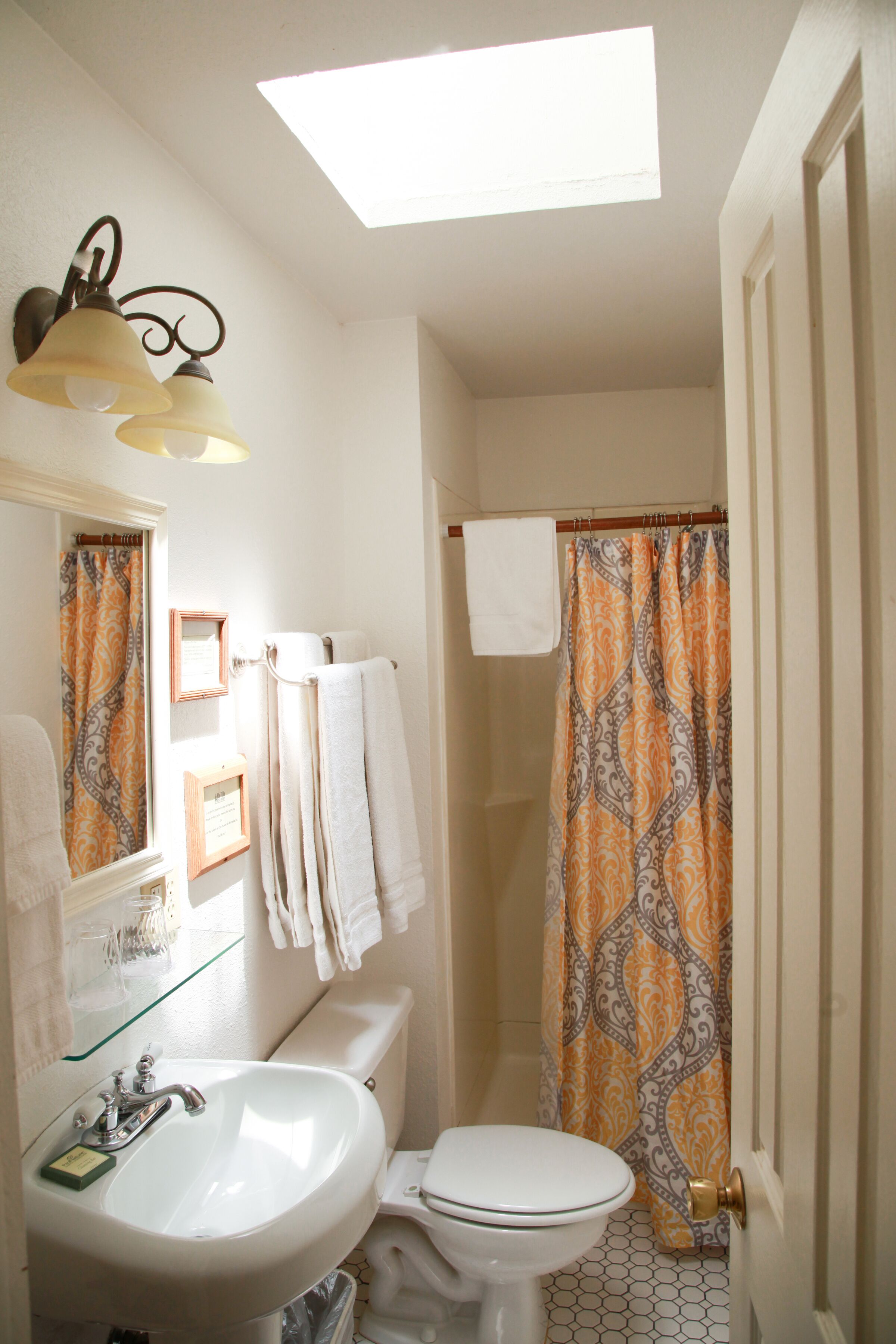 room, 2 bedrooms, balcony (room #10) | bathroom | shower, towels