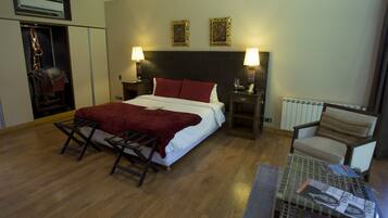 Deluxe Studio Suite | Premium bedding, minibar, in-room safe, laptop workspace