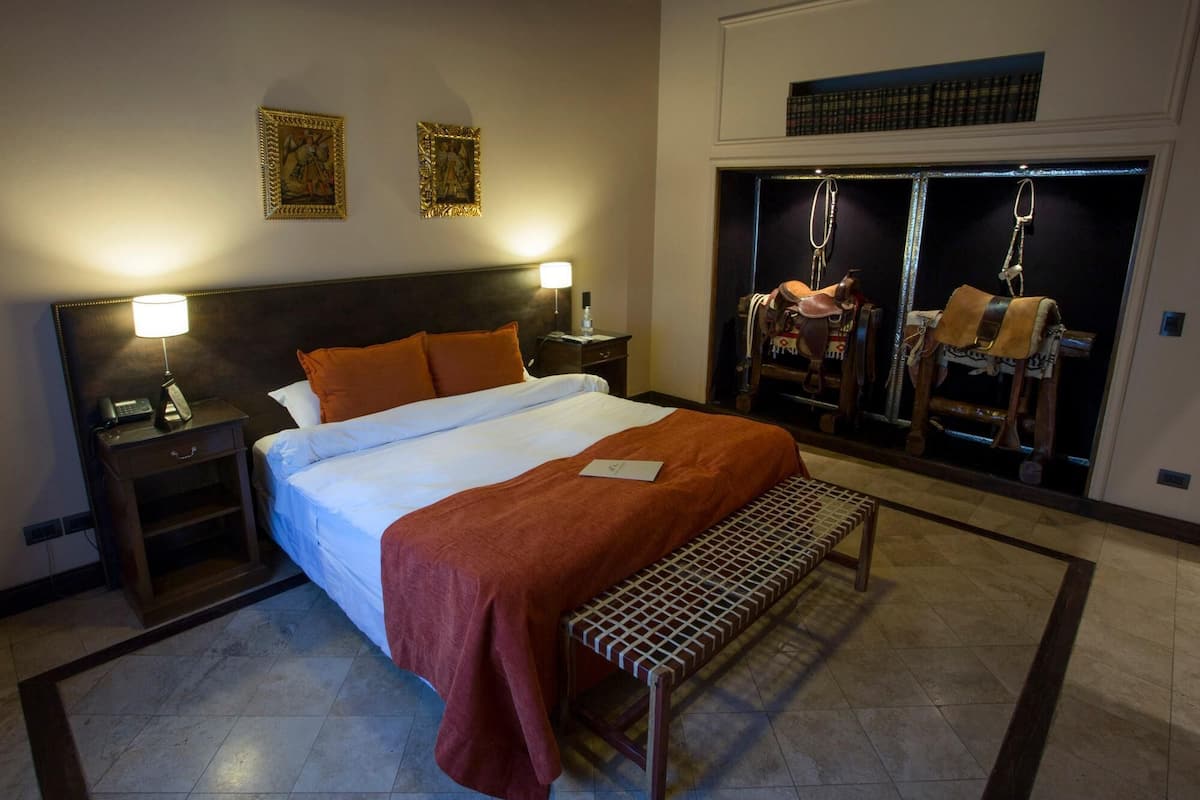 Ropa de cama de alta calidad, minibar, caja fuerte