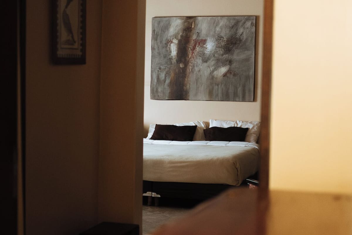 Premium-huone | Ylelliset vuodevaatteet, minibaari, tallelokero huoneessa