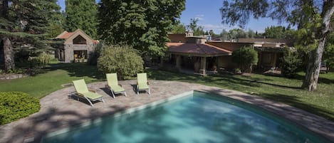 2 outdoor pools, pool umbrellas