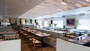 Breakfast area - Capri (Southampton)
