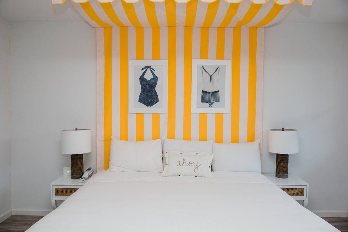Club King Bed | Minibar, desk, free WiFi, bed sheets