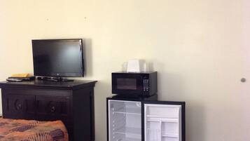 Room, 1 Queen Bed, Non Smoking | Mini fridge