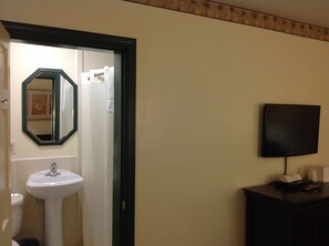 Habitación, 2 camas matrimoniales, para no fumadores | Baño | Tina con regadera, amenidades de baño gratuitas, secadora de cabello