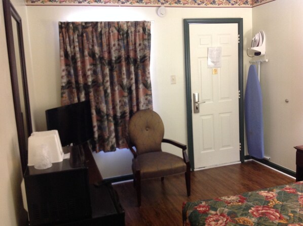Room, 1 King Bed, Non Smoking | Room amenity