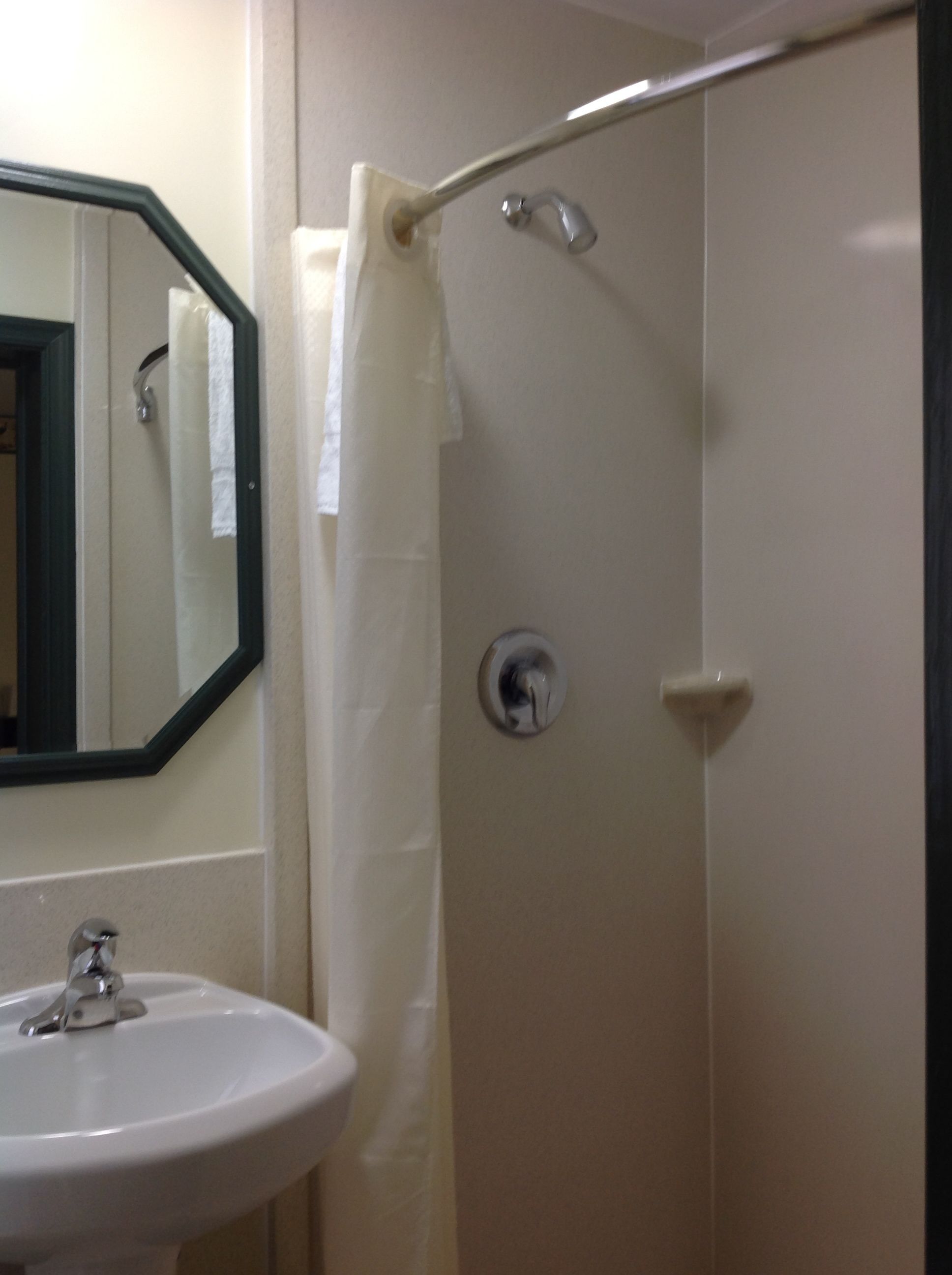 Combined shower/tub, free toiletries, hair dryer, towels