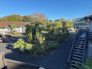 Vista frontal de la propiedad