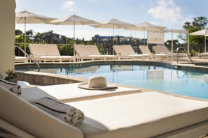 Alberca al aire libre y camas balinesas (con cargo) 