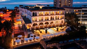 Un hôtel doté d’une piscine, d’un espace extérieur aménagé et offrant une vue sur l’océan.