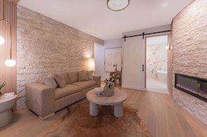 Suite, 1 King-Bett, Nichtraucher, Balkon (Theme Room;Larger Room)