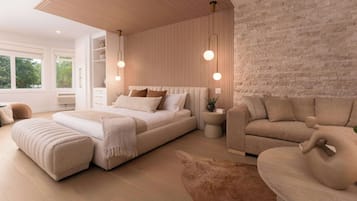 套房, 1 张特大床, 无烟房, 阳台 (Theme Room;Larger Room) | 办公桌、遮光窗帘、熨斗/熨衣板、免费 WiFi