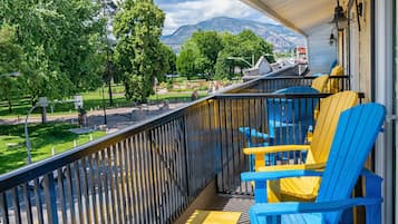 套房, 2 张大床, 无烟房, 阳台 (Living Room) | 办公桌、遮光窗帘、熨斗/熨衣板、免费 WiFi