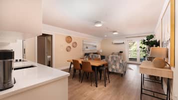 Svit - 2 queensize-sängar - icke-rökare - balkong (Living Room, Full Kitchen) | Skrivbord, mörkläggningsgardiner, strykjärn/strykbräda och gratis wi-fi