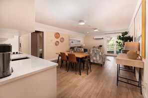 Suite, 2 grands lits, non-fumeur, balcon (Living Room, Full Kitchen)