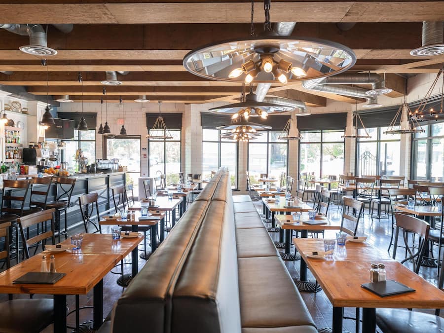 Serveert ontbijt, lunch en diner