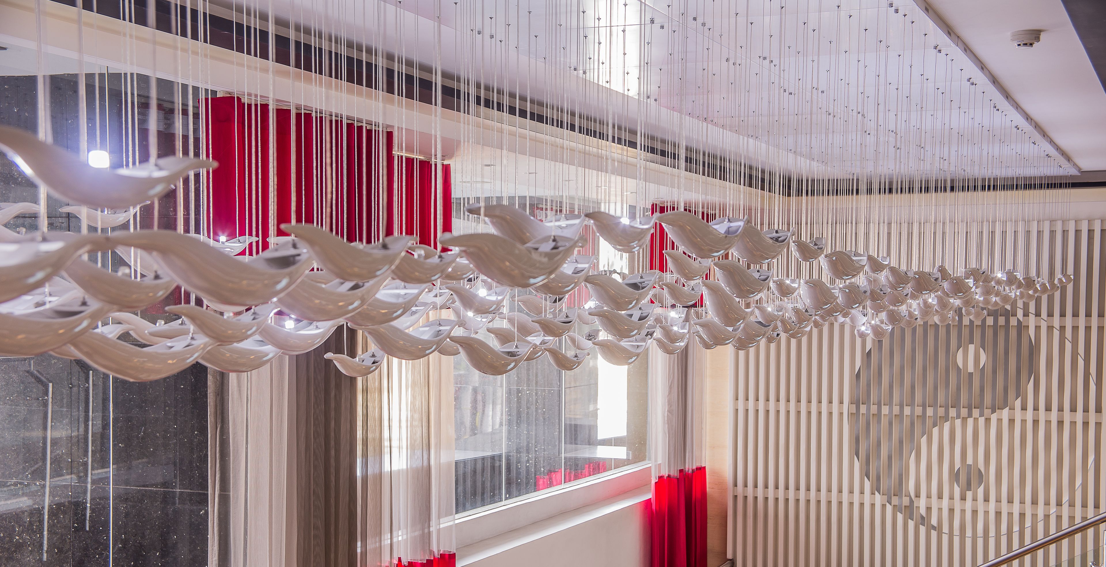Un intérieur moderne doté d’un plafond original, agrémenté d’éléments suspendus.