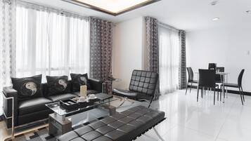 Habitación Deluxe, 2 habitaciones | Zona de estar | Televisión LED de 42 pulgadas con canales por satélite, una televisión