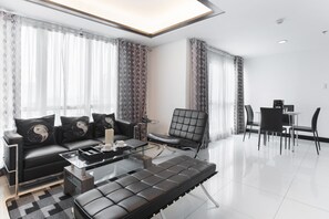 Habitación Deluxe, 2 habitaciones | Área de sala de estar | Televisión LED de 42 pulgadas con canales vía satélite y televisión 