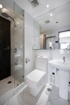 Shower, rainfall showerhead, free toiletries, hair dryer