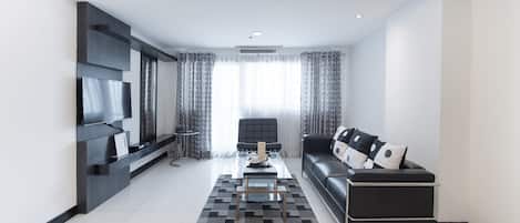 Phòng Premier, 2 phòng ngủ | Khu phòng khách | TV LED 42-inch có truyền hình vệ tinh, TV