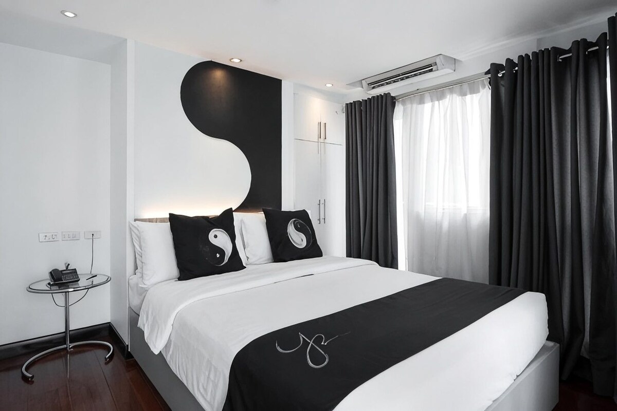 Minibar, in-room safe, laptop workspace, blackout curtains