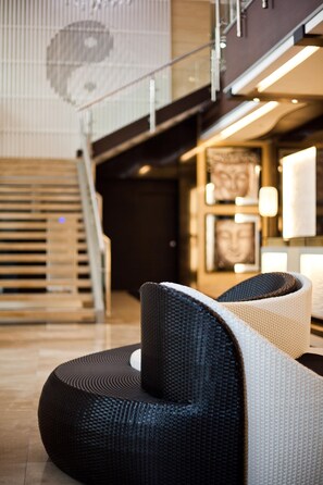 Coin salon dans le hall