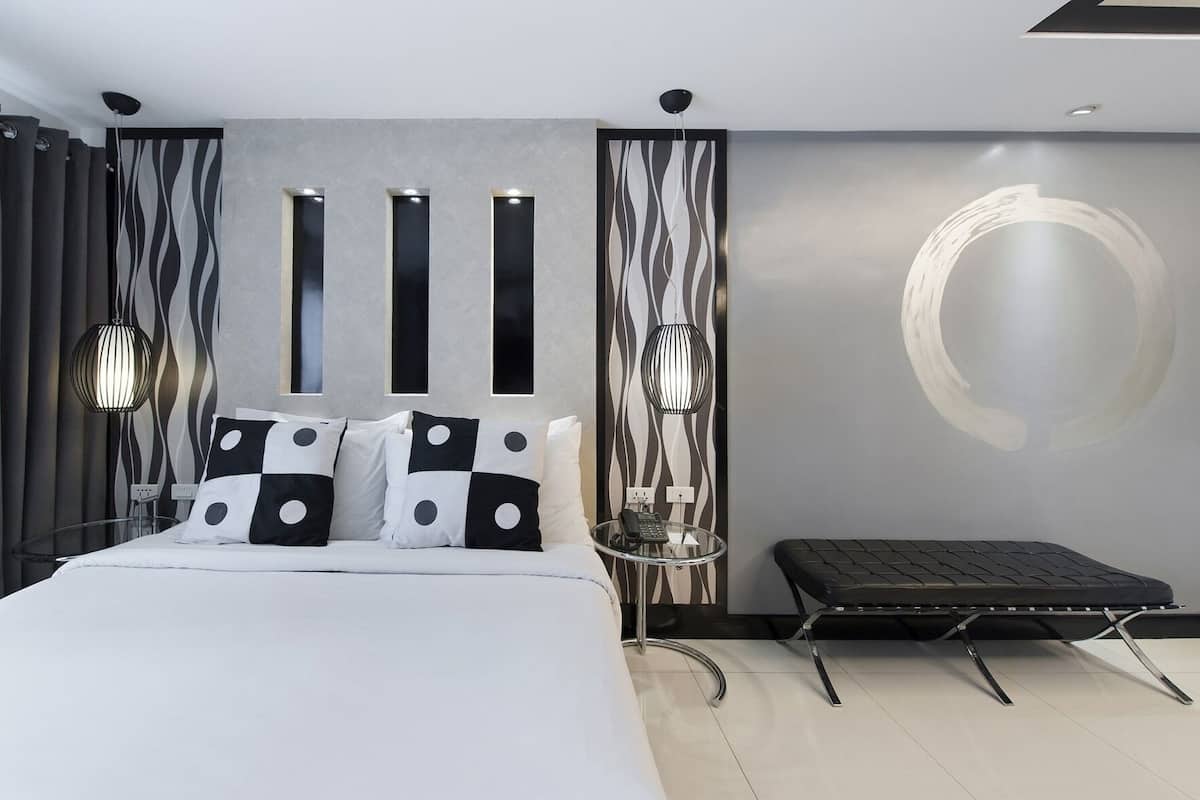Minibar, in-room safe, laptop workspace, blackout drapes