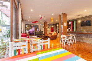 Lobby sitting area - Madam Inn Patong (Patong)