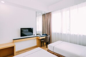 Deluxe Twin kamer | Een kluis op de kamer, een bureau, een strijkplank/strijkijzer