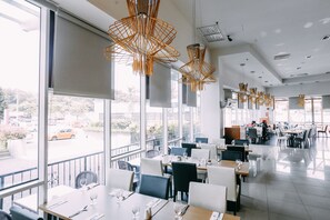 Desayuno buffet diario (MYR 48 por persona)