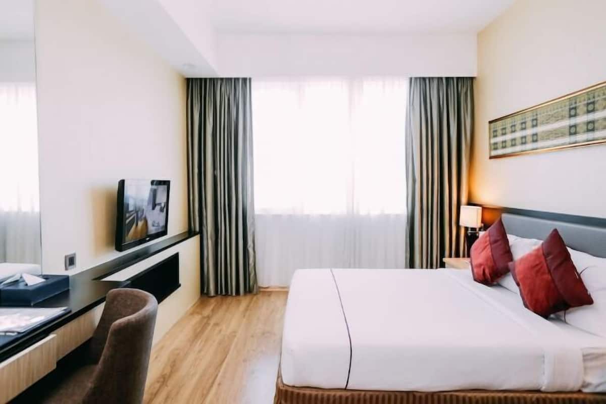 In-room safe, desk, iron/ironing board, free WiFi