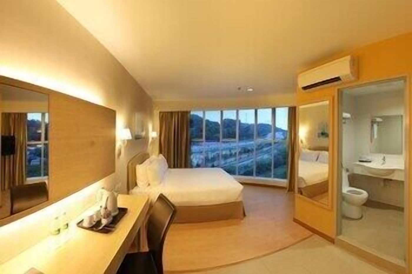 Pillowtop beds, desk, iron/ironing board, free WiFi