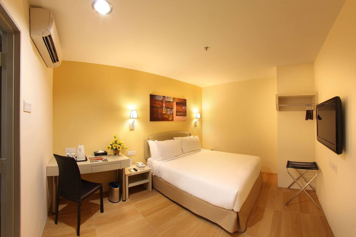 Superior Room | Pillowtop beds, desk, iron/ironing board (on request), WiFi (free)