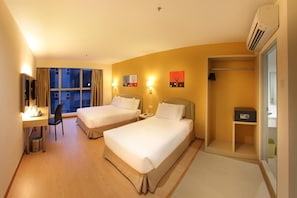 Familiekamer | Pillowtop-bedden, een bureau, een strijkplank/strijkijzer, gratis wifi