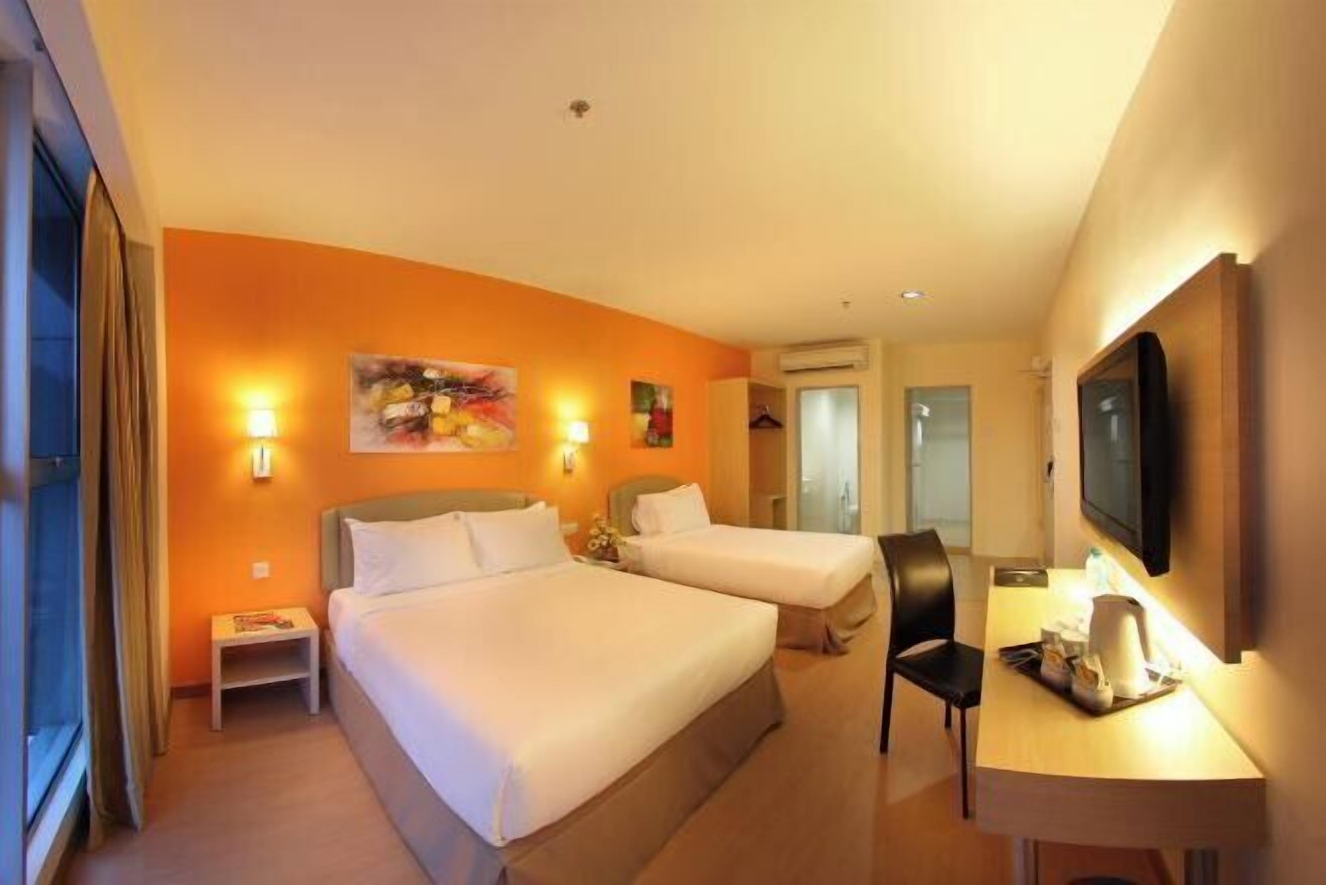 ピロートップベッド、デスク、アイロン / アイロン台、WiFi (無料)