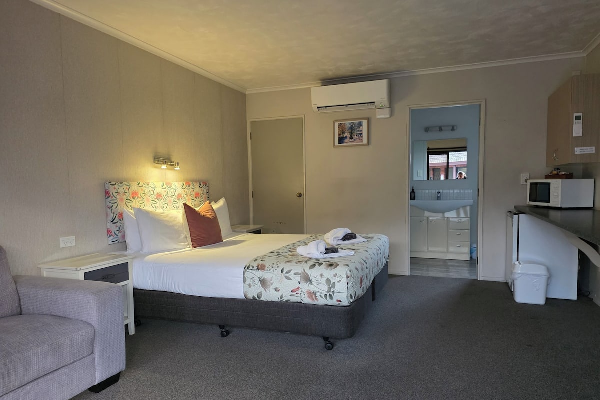 1 bedroom, individually decorated, individually furnished, desk