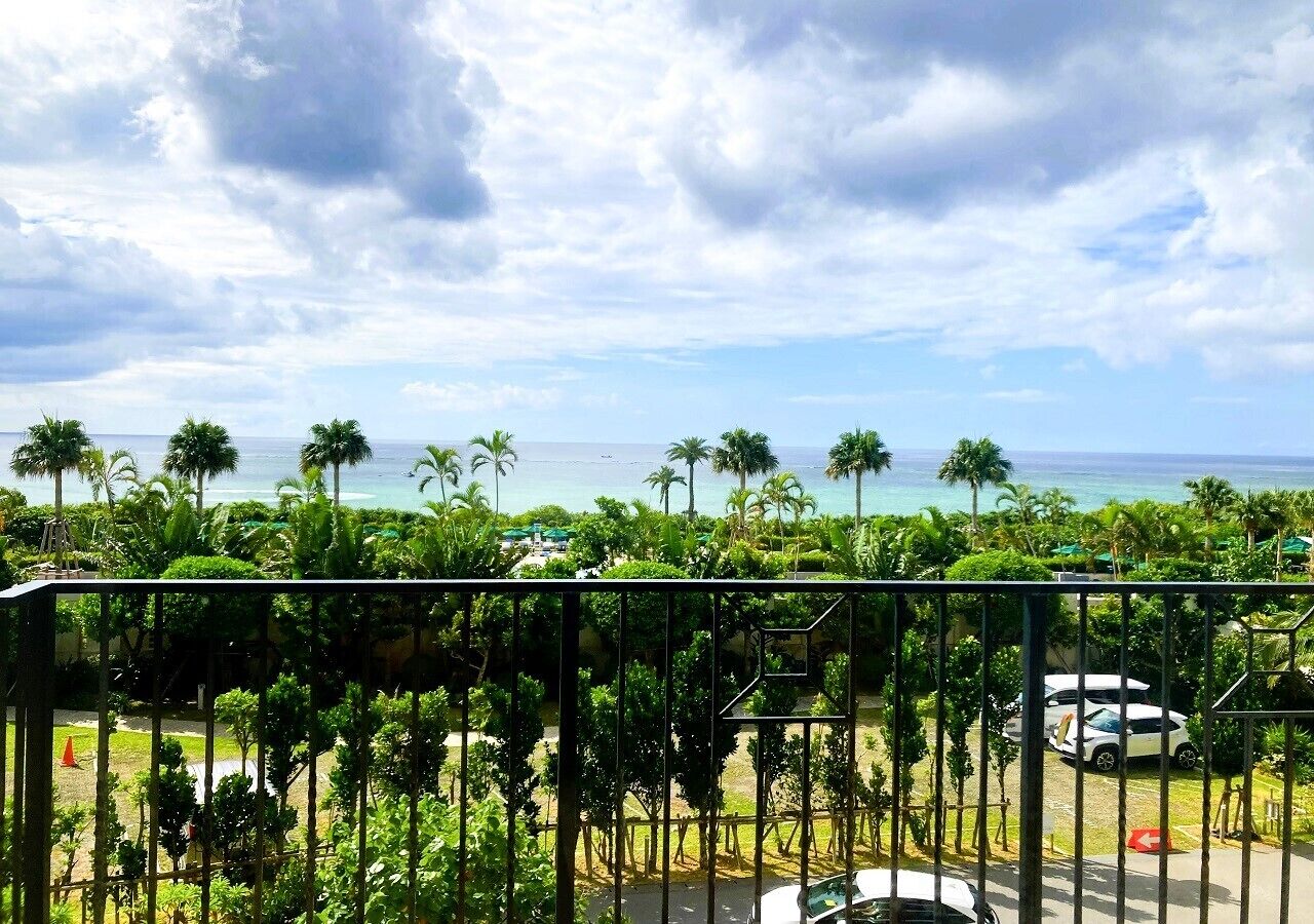 Ropa de cama de alta calidad y caja de seguridad en la habitación 