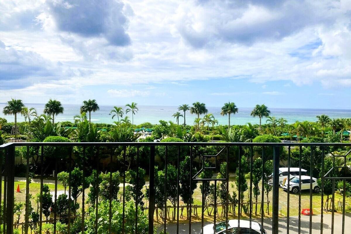 Ylelliset vuodevaatteet, tallelokero huoneessa, pimennysverhot