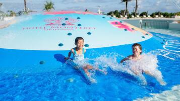Una piscina techada, 4 piscinas al aire libre