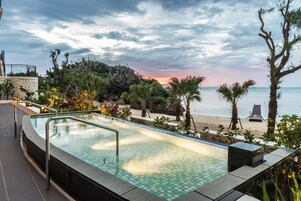 Una piscina techada, 4 piscinas al aire libre