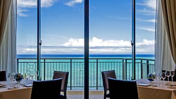 4 restaurants servant le petit déjeuner, le déjeuner et le dîner